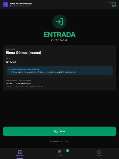 Consola de caseta en modo oscuro: «Entrada · Puede pasar» para Elena Gómez, que va a la unidad C-1208, con el aviso de que el pase se verificó sin conexión.