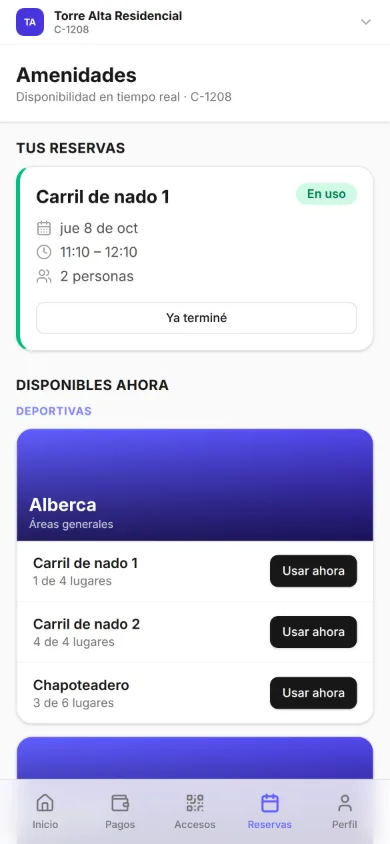 Amenidades en la app de residente, con disponibilidad en tiempo real: la reserva en uso del Carril de nado 1, jueves 8 de octubre de 11:10 a 12:10 para 2 personas, con el botón Ya terminé; y, disponibles ahora en la alberca, el Carril de nado 1 con 1 de 4 lugares, el Carril de nado 2 con 4 de 4 y el Chapoteadero con 3 de 6, cada uno con Usar ahora.
