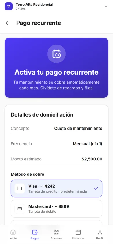 Pantalla Pago recurrente de la app de residente: «Activa tu pago recurrente. Tu mantenimiento se cobra automáticamente cada mes»; en los detalles de la domiciliación, la cuota de mantenimiento, mensual el día 1, por un monto estimado de $2,500.00 y, como método de cobro, la Visa terminada en 4242, predeterminada, o una Mastercard.