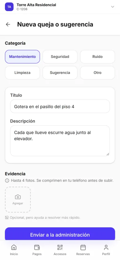 Pantalla Nueva queja o sugerencia de la app de residente: la categoría Mantenimiento (también hay seguridad, ruido, limpieza, sugerencia u otro), el título «Gotera en el pasillo del piso 4», la descripción «Cada que llueve escurre agua junto al elevador», hasta 4 fotos de evidencia y el botón Enviar a la administración.