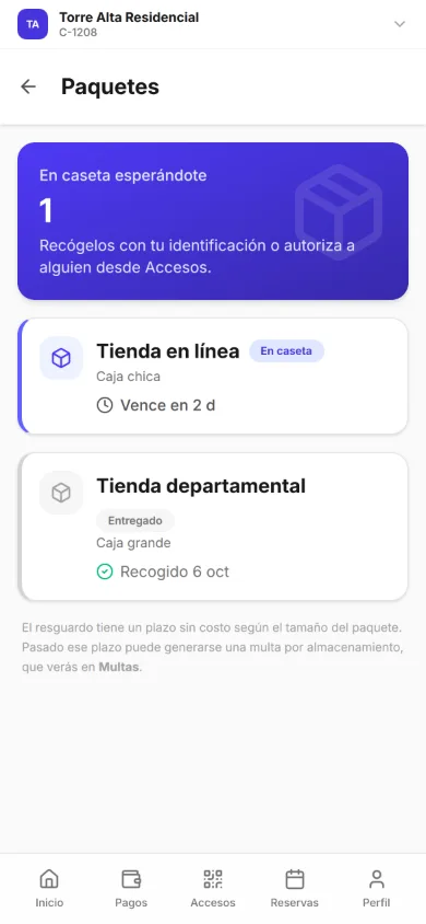 Pantalla Paquetes de la app de residente: 1 en caseta esperándote; un paquete de tienda en línea, caja chica, en caseta, que vence en 2 días, y uno de tienda departamental, caja grande, entregado el 6 oct; abajo, el aviso de que pasado el plazo sin costo puede generarse una multa por almacenamiento.