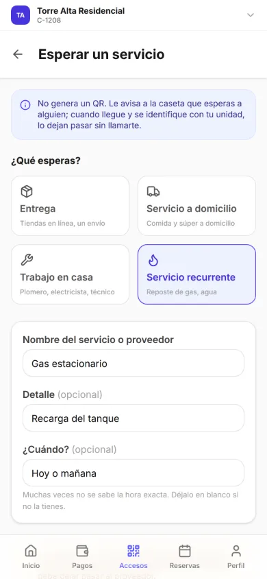 Pantalla Esperar un servicio de la app de residente: «No genera un QR. Le avisa a la caseta que esperas a alguien; cuando llegue y se identifique con tu unidad, lo dejan pasar sin llamarte»; elegido Servicio recurrente (reposte de gas, agua), con el nombre Gas estacionario, el detalle Recarga del tanque y, en cuándo, Hoy o mañana.