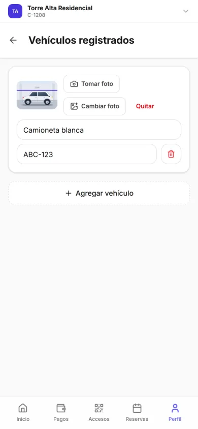 Vehículos registrados en la app de residente: una camioneta blanca con placa ABC-123 y su foto, con los botones Tomar foto, Cambiar foto y Quitar, y Agregar vehículo.